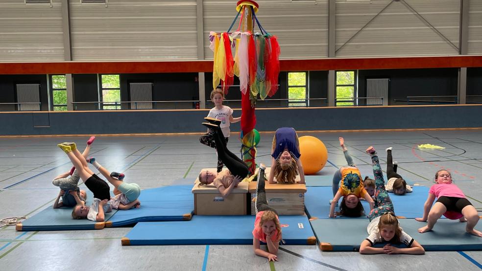 Die Kinder vom Gerätturnen vom TV Bunde haben gestern einen Indoorbaum aufgestellt. Anschließend wurde drumherum noch geturnt und getobt. © Privat