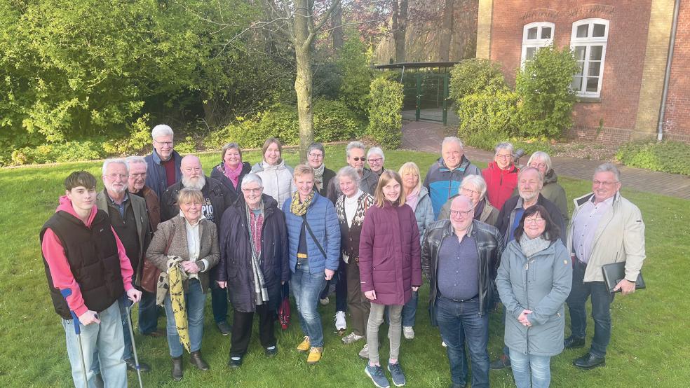 Beim zweiten Treffen des »Bündnis für Demokratie« im Rathaus von Weener (das Foto zeigt die Teilnehmer) ging es auch um die künftige Organisation. Die wird nun Carl-Georg Neelen (2. von links) mit weiteren Mitstreitern übernehmen.  © Foto: privat