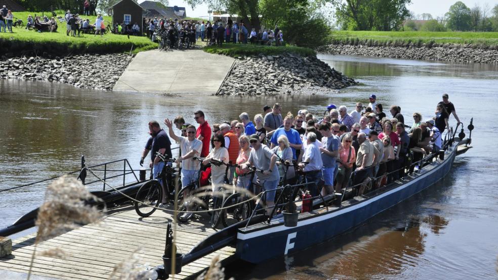 Die Pünte durfte sich am ersten Saisontag keine Verschnaufpause gönnen - immer wieder war sie randvoll besetzt mit Fahrgästen. © Wolters