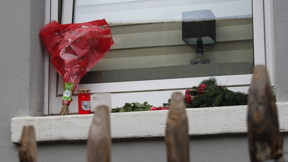 Nach dem gewaltsamen Tod eines 34-jährigen Weeneraners legten Menschen Blumen vor der Wohnung in der Westerstraße nieder, die zugleich Tatort war. © Busemann