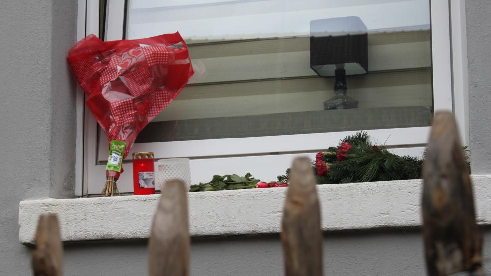 Nach dem gewaltsamen Tod eines 34-jährigen Weeneraners legten Menschen Blumen vor der Wohnung in der Westerstraße nieder, die zugleich Tatort war. © Busemann