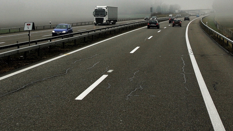 Beim Auffahren auf die A 28 bei Leer verursachte ein Autofahrer aus Emden einen Unfall.  © pixabay (Beispielbild)