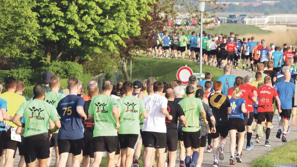 1500 Läuferinnen und Läufer machten sich auf, die 11,2 Kilometer der ersten Ossiloop-Etappe von Bensersiel nach Dunum zu absolvieren.  © Fotos: Ammermann