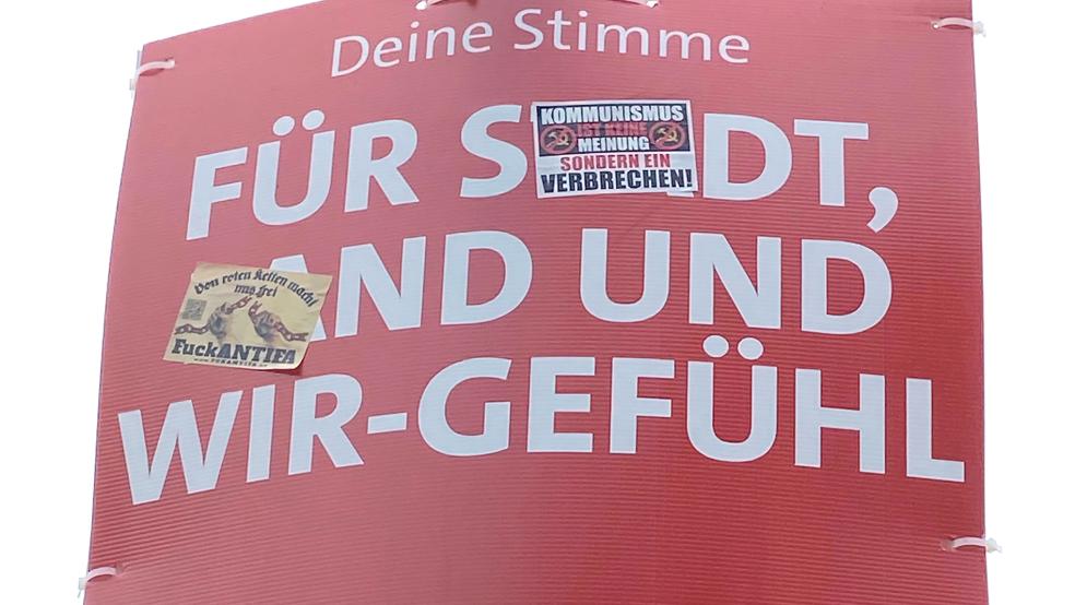 Rechte Parolen sind auf den Aufklebern zu finden, die auf diesem SPD-Wahlplakat hinterlassen wurden.  © Foto: privat