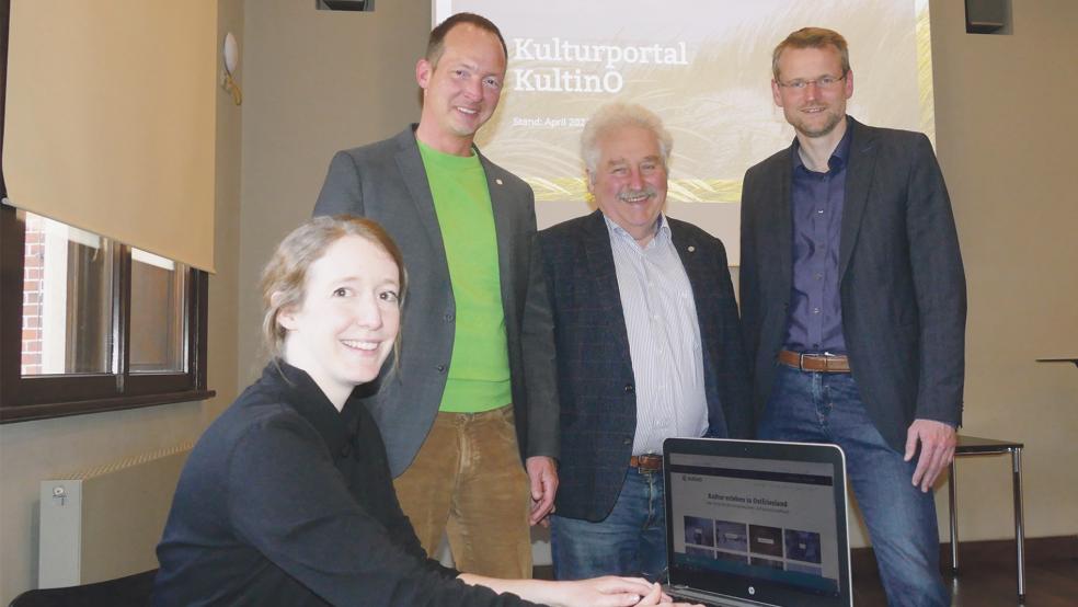 Auf »PlattinO« folgt demnächst »KultinO«: Landschaftspräsident Rico Mecklenburg und sein Direktor Dr. Matthias Stenger (rechts) freuen sich mit Welf-Gerrit Otto (2. von links) und Maike Nordholt auf das neue Projekt.  © Foto: Jürgens