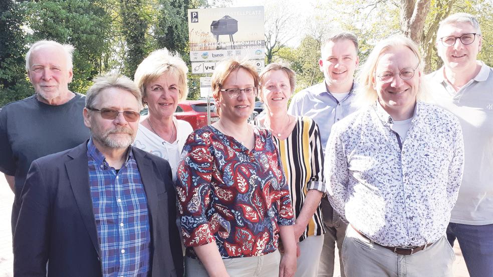 Der neue Vorstand des Touristik-Vereins Bunde: Roland Engert (von links), Tebbe Billker, Martina Dreyer, Sandra Brandt, die ehemalige stellvertretende Vorsitzende Renate Timmermann, Bürgermeister Uwe Sap, Jelko Peters sowie Geschäftsführer Jörg Siemering.  © Foto: Berents