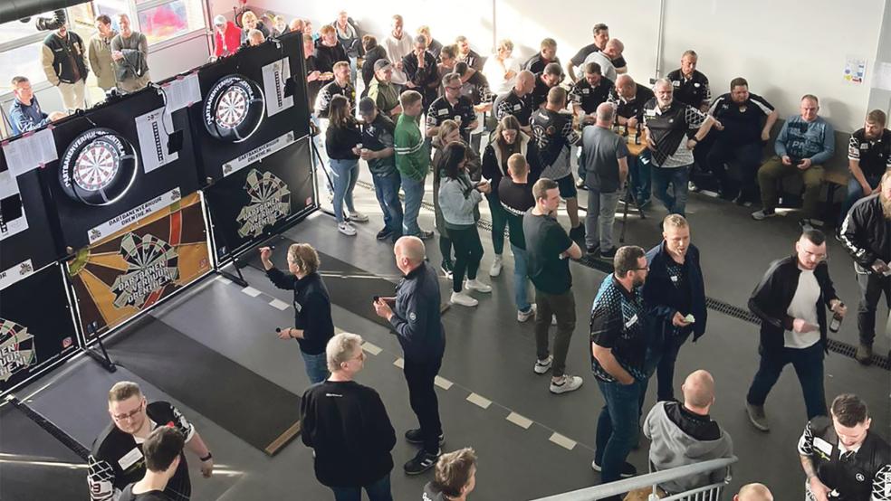 Das Feuerwehrhaus in Ditzum war zum zweiten Mal Schauplatz des »Double One Killer Diek Open«-Darts-Turniers.  © Foto: privat