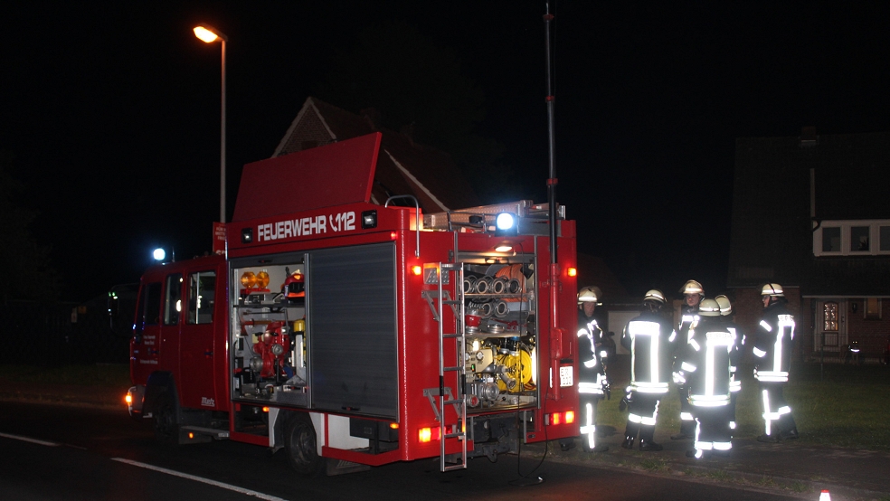 MIt insgesamt drei Fahrzeugen waren die Feuerwehren Holthusen und Weener im Einsatz. © Feuerwehr/Rand