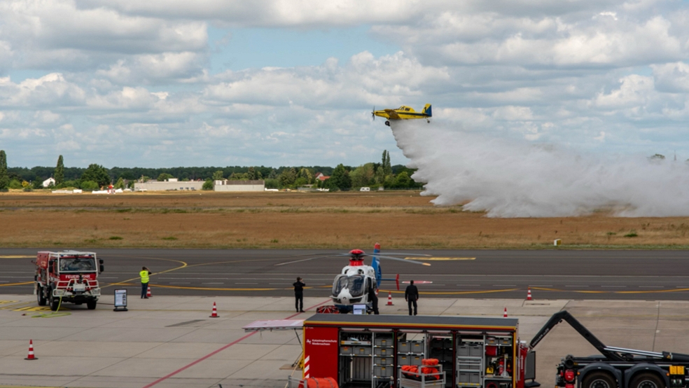 Ein Löschflugzeug beim Übungseinsatz über einem Flughafengelände. © Niedersächsisches Innenministerium