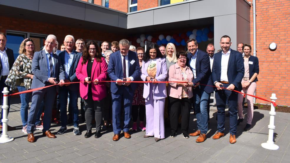 Niedersachsens Wirtschaftsminister Olaf Lies (vorne, Zweiter von rechts) durchschnitt gemeinsam mit Westoverledingens Bürgermeister Theo Douwes (vorne, Fünfter von rechts) und geladenen Gästen aus Politik und Verwaltung symbolisch ein rotes Band zur Eröffnung des „Kleinen Campus“ in Ihrhove.  © Zein