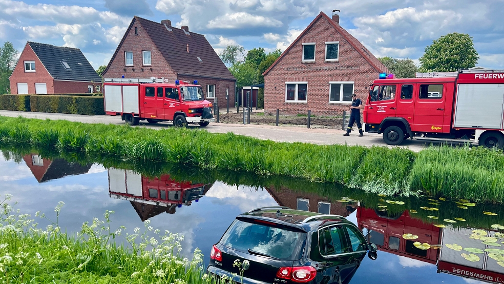 Der Wagen war von einer Hauseinfahrt direkt in den Kanal gerollt. © Feuerwehr