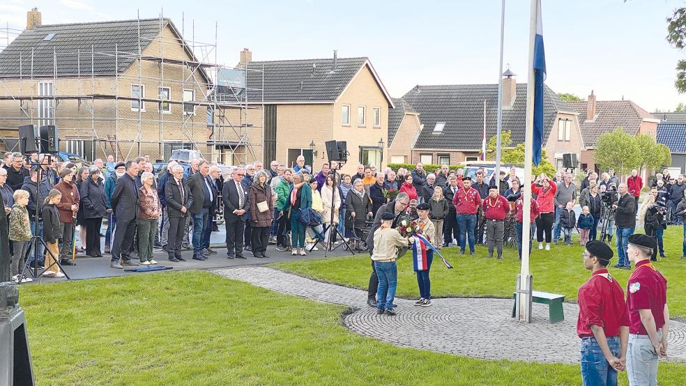 Anlässlich des niederländischen nationalen Totengedenktages legte Bürgermeister Heiko Abbas für die Stadt Weener ein Blumengesteck nieder, das ihm auf unserem Bild gerade von zwei Pfadfindern überreicht wird.  © Fotos: Kuper