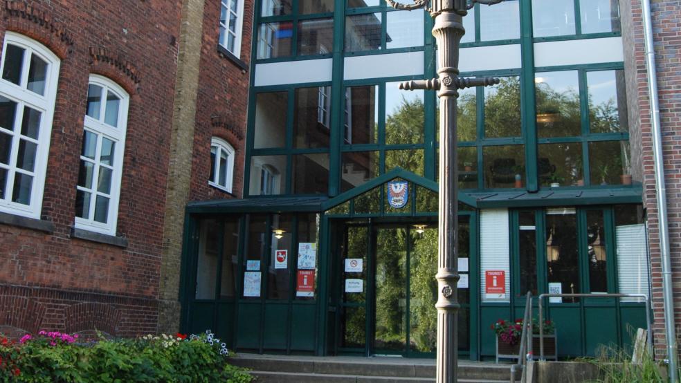 Morgen um 17 Uhr beginnt die Sitzung des Finanzausschusses im Rathaus von Weener, am 30. Mai soll der Haushalt 2024 der Stadt dann verabschiedet werden.  © Archivfoto: Hoegen