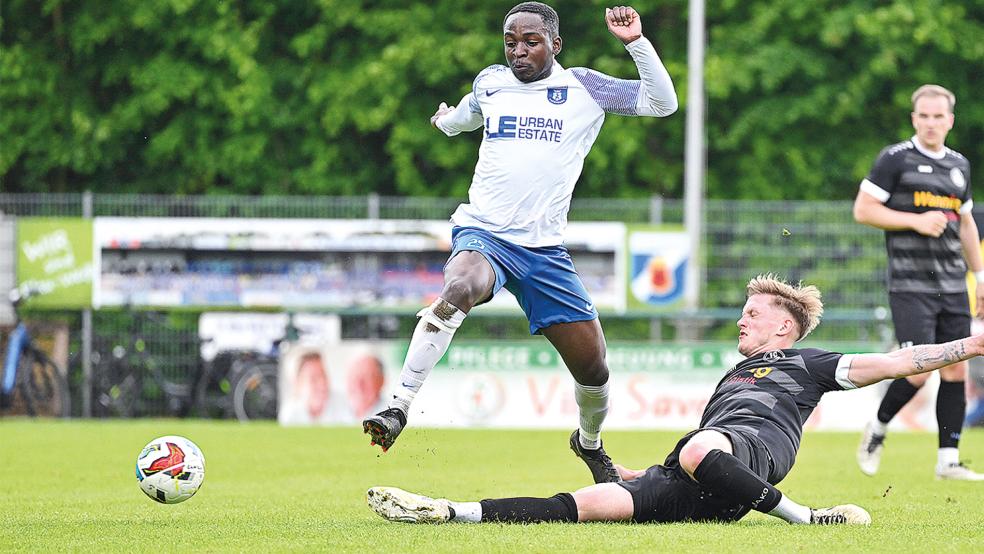 Papenburgs Stürmer Benny Boungou (weißes Trikot) blieb zwar selbst torlos, legte aber Ole Eucken das 2:0 auf.  © Foto: Bruins