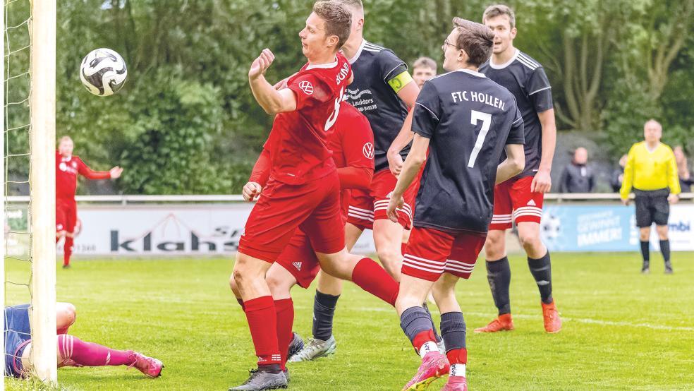 Maik Tirrel (Mitte vorne) drückt den Ball in der 14. Minute per Kopf zum 1:0 über die Linie. Von da an gab der TV Bunde II die Führung nicht mehr aus den Händen.  © Foto: Jungeblut