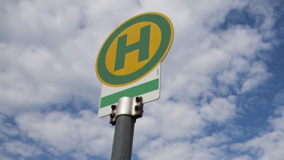 Unbekannte Täter zerstörten die Scheibe eines Buswarte-Häuschens in Bingum. © pixabay (Beispielbild)