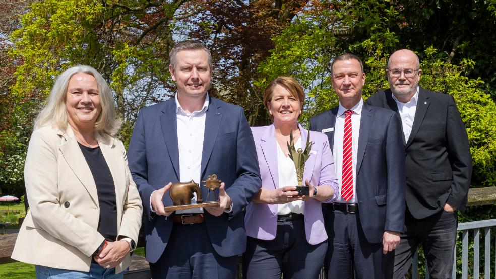 Freuen sich auf das Kurzfilmprogramm beim 34. Internationalen Filmfest Emden-Norderney (v.l.n.r.): Birgit Momberger(Filmfest) Andreas Heinl (VGH-Versicherung) Insa Bruns-Breninck, Jens Jann (Sparkasse Emden) Edzard Wagenaar (Filmfest).  © Foto: Bruins