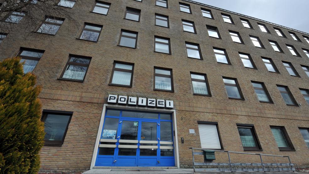 Kam es im Innenhof des Emder Polizeigebäudes (Archivbild) zu einer brutalen Attacke eines Polizisten gegenüber einem gefesselten Mann aus Norden? © dpa (Archiv)