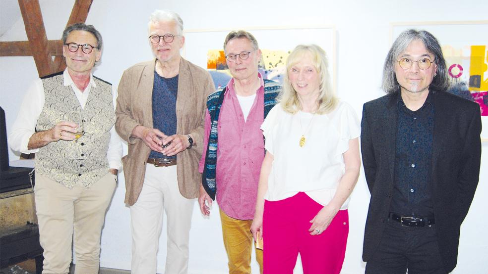 Die »fünf Köpfe« der Ausstellung: Von links Dr. Filip Caby, Galerist Ulrich Schnelle, Künstler Lutz-D. Weiss, Galeristin Christiane Hubert-Schnelle und Künstler Vitor Ramos.  © Foto: Hoegen