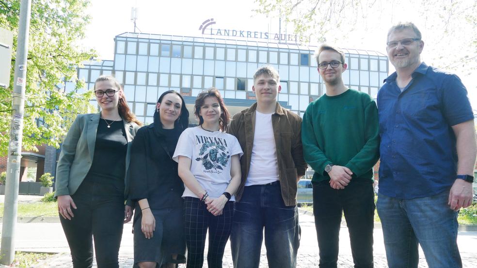 Die FSJler Joe-Ann Huwald (2. von links), Taalke Onken, Feiko Hetzke und Max Kretzmer (2. von rechts) neben Markus Saat­hoff-Reents (rechts) und Miriam Joosten (links) von der Freiwilligenagentur des Landkreises Aurich sind engagiert.  © Foto: Jürgens