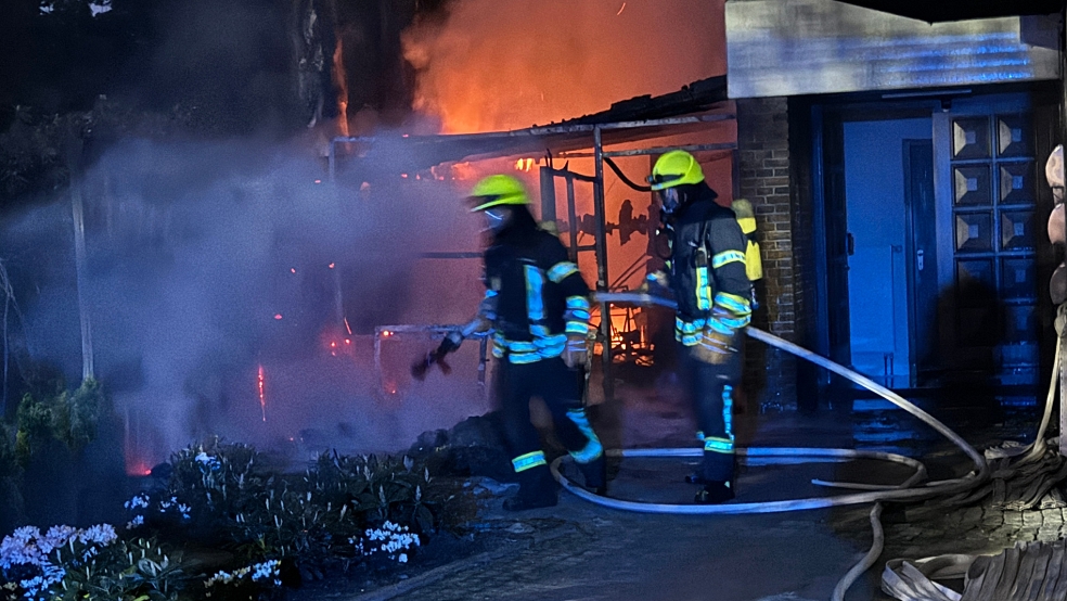 Beim Eintreffen der Feuerwehr stand der Schuppen bereits in Flammen. © Feuerwehr Papenburg