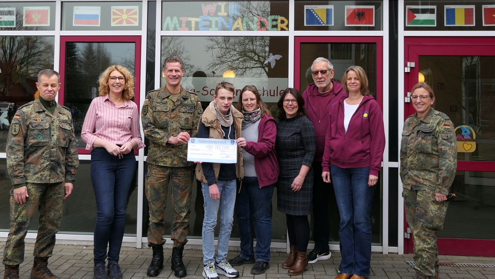 Der symbolische Scheck wurde an die Greta-Schoon-Schule übergeben. © Foto: Bundeswehr