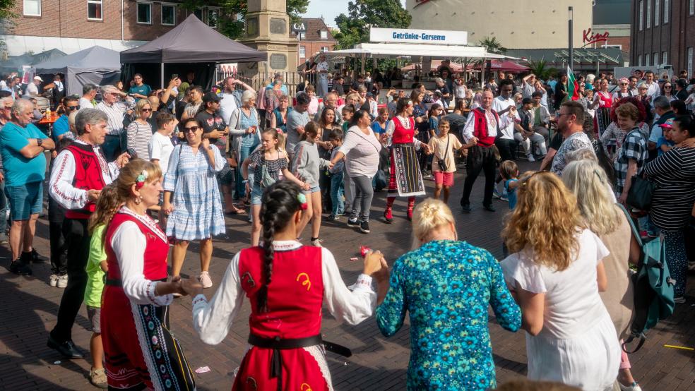 Beim Fest der Kulturen 2024 wird es wieder ein buntes Bühnenprogramm geben. © Foto: VHS Leer