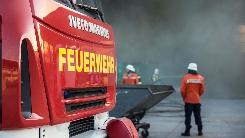 Die Feuerwehr war heute am frühen Morgen mit einem Großaufgebot in Papenburg im Einsatz, ein Wohnhaus brannte. © Penning