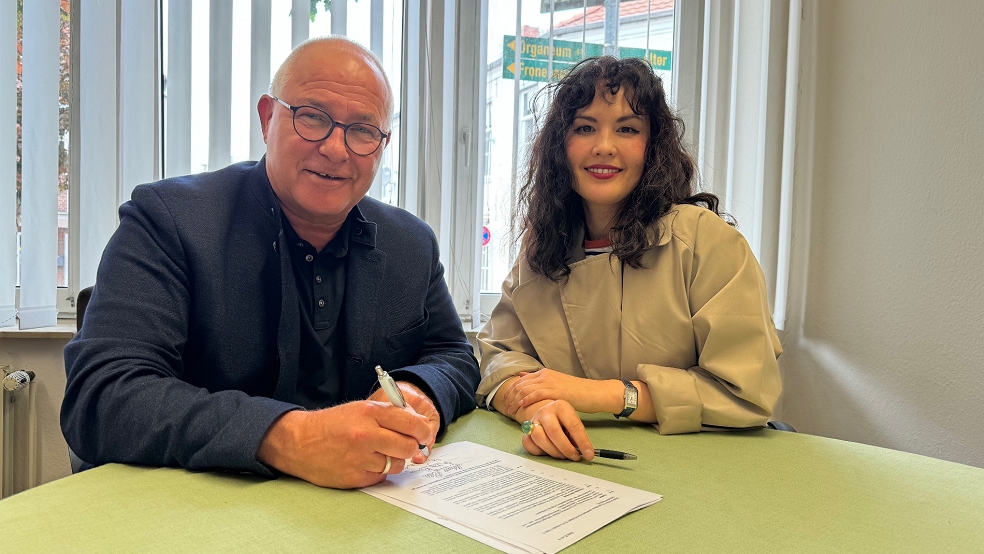 Bürgermeister Hans-Peter Heins unterschrieb den Kaufvertrag für die Ziegelei in Anwesenheit von Adriane Reins. © Busemann