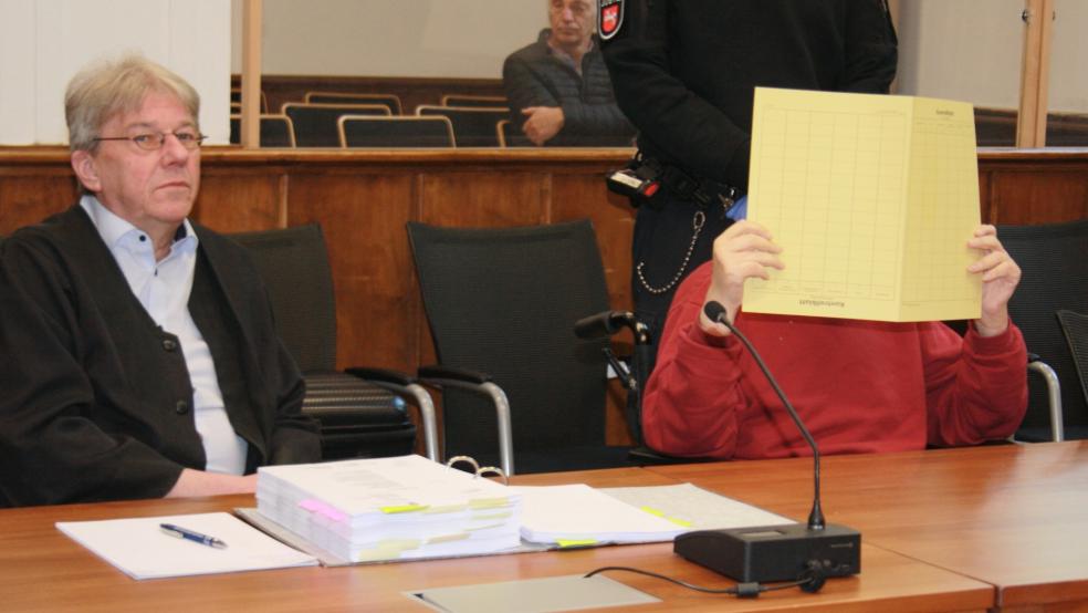 Der Angeklagte aus Weener versteckte sich hinter einem Ordner.  © Ricken