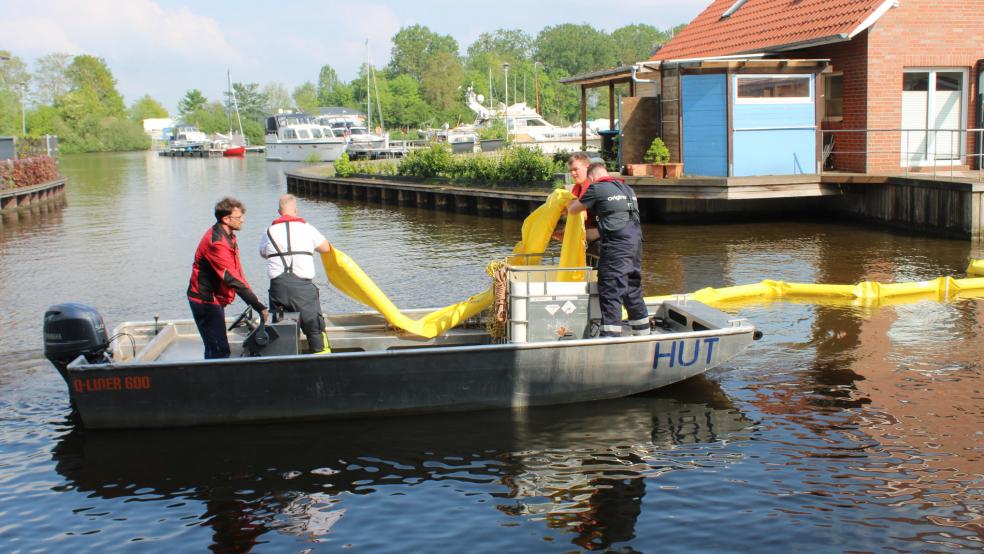 Die Feuerwehr brachte Ölsperren im Hafen aus. © Foto: Rand/Feuerwehr