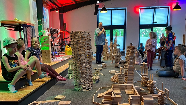 Kinder bauten Riesenturm