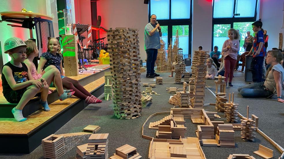 Pastor Holger Seelmann (Mitte) erwähnte den Turm in seiner Predigt.  © Kuper