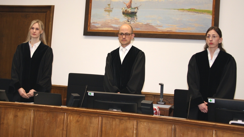 Die Schwurgerichtskammer unter Vorsitz von Richter Björn Raap (Mitte) erlebte zum Prozessauftakt ein regelrechtes Drama, das in Zusammenhang mit dem Gesundheitszustand des Angeklagten aus Weener stand. © Ricken