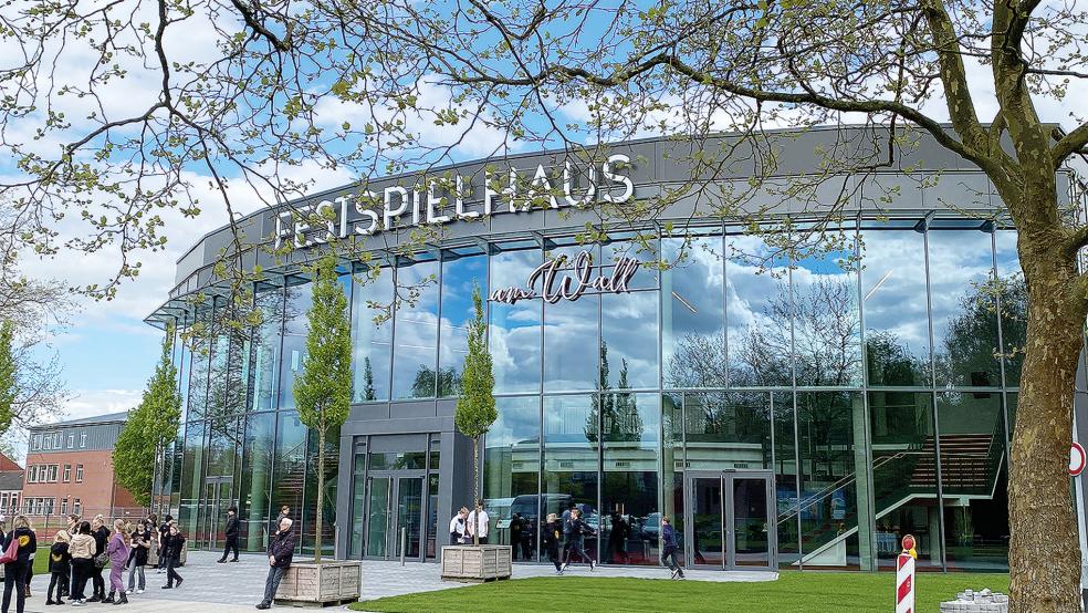 Mit der gläsernen Panorama-Front ist das neue Festspielhaus in Emden auch optisch ein Blickfang.  © Foto: Hanken
