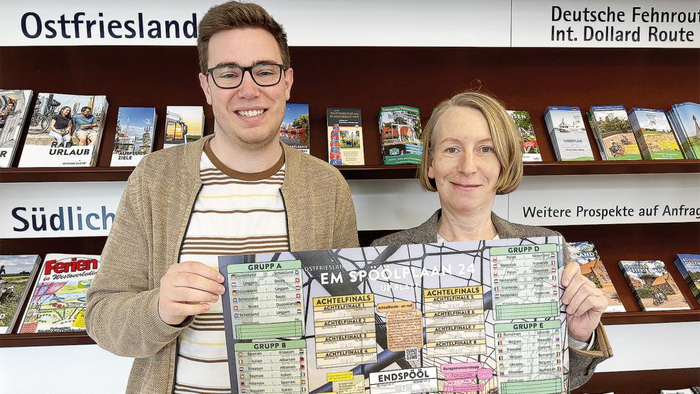 Im EM-Fieber: Torben Bookjans und Imke Wemken von der OTG präsentieren den Fußball EM-Spielplan auf Plattdeutsch.  © Foto: OTG