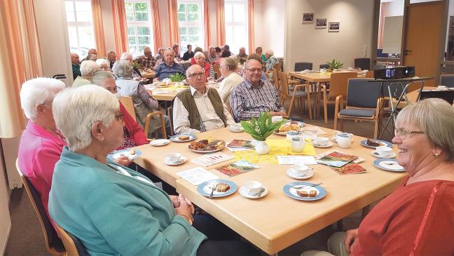 Gemütliche Teerunde beim Altennachmittag in Stapelmoor
