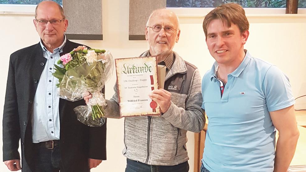 Wilfried Franzen (Mitte) wurde für seine 150. Etappe beim Ossiloop vom 1. Vorsitzenden, Herbert Waltemathe(links), und Micha Gerke geehrt.  © Foto: Teutonia Stapelmoor