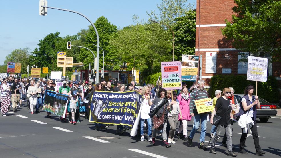 Mit einem Protestmarsch durch die Innenstadt demonstrierten die Tierschützer gegen die Rindertransporte. © Jürgens