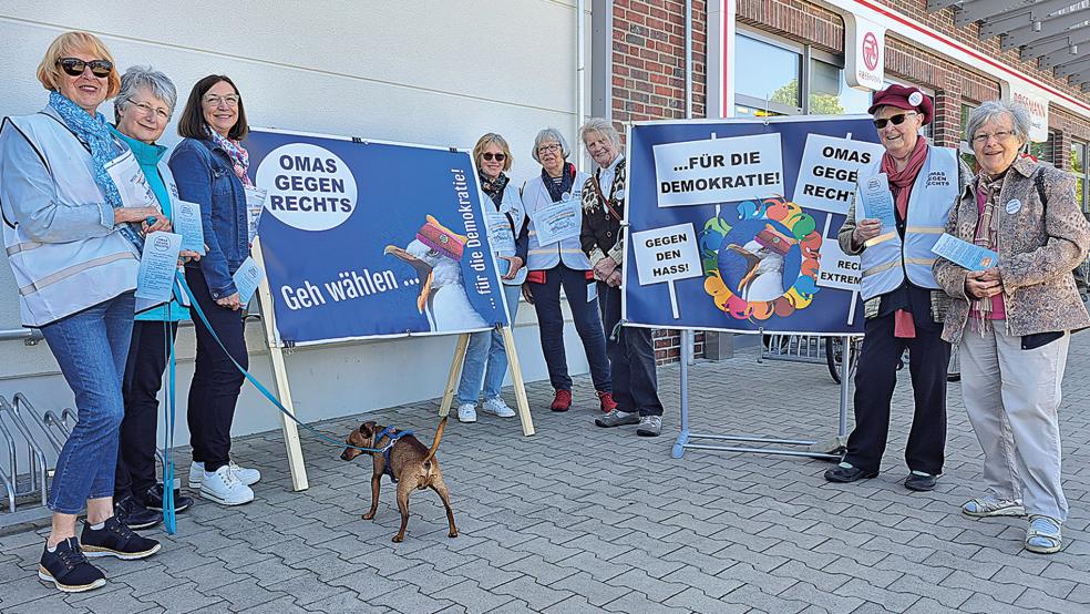 Mit Blick auf die Europawahl suchten die »Omas gegen Rechts« vor der Buchhandlung »Klibo« in Weener das Gespräch mit Passanten und verteilten Flyer, mit denen sie vor den Zielen der AfD warnten.  © Foto: Szyska