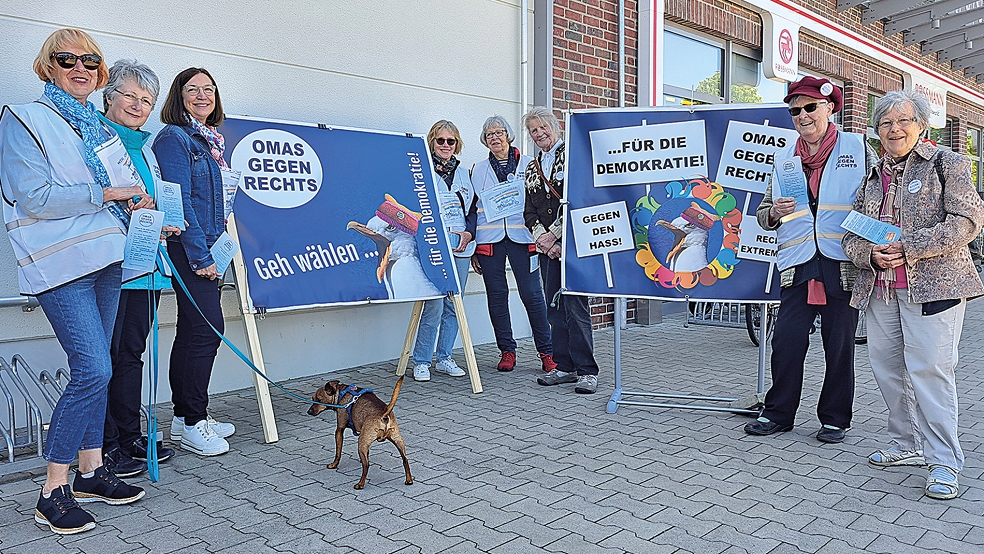 Mit Blick auf die Europawahl suchten die »Omas gegen Rechts« vor der Buchhandlung »Klibo« in Weener das Gespräch mit Passanten und verteilten Flyer, mit denen sie vor den Zielen der AfD warnten.  © Foto: Szyska