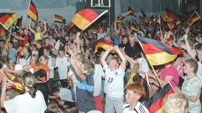 Fußball-Fieber auf dem Sofa