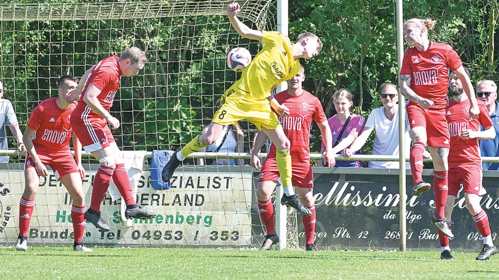 Der TV Bunde um Tim Huxsohl (Zweiter Spieler von links) tat sich schwer gegen den TuS Strudden (hier Ubbe Rickels).  © Foto: Bruins