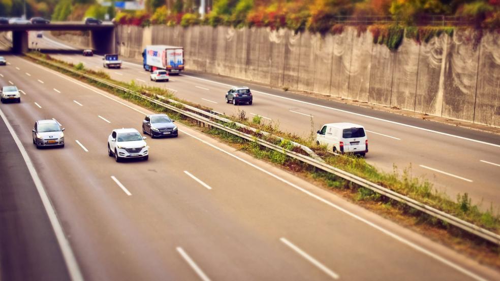 Auf der A 28 bei Brinkum (Beispielbild einer anderen Autobahn) fiel ein betrunkener Autofahrer nicht nur durch unsichere Fahrweise auf. © Pixabay (Beispielfoto)