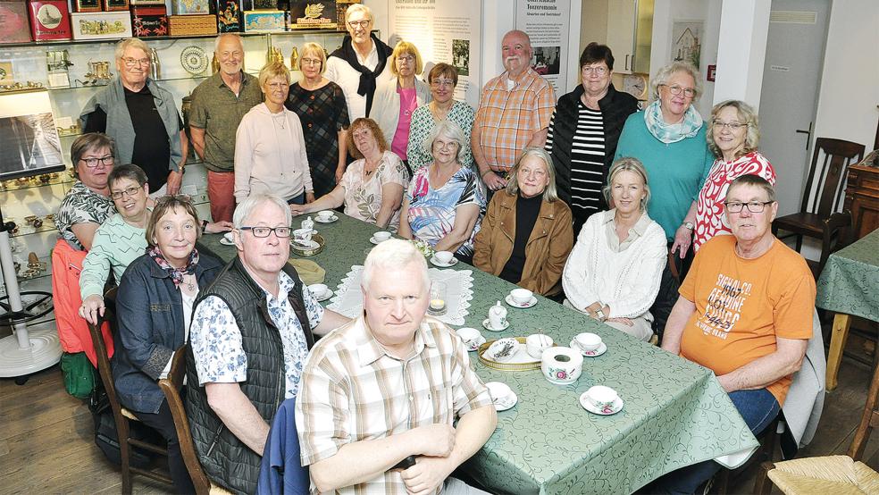 50 Jahre nach ihrer Schulentlassung trafen sich jetzt diese ehemaligen Hauptschüler aus Weener in Leer. Auch drei damalige Lehrer waren der Einladung gefolgt.  © Foto: Wolters