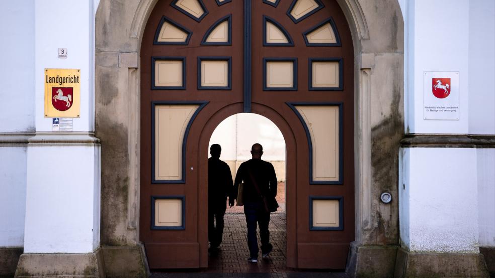 Das Landgericht Aurich verhandelt derzeit gegen vier Männer, denen Mitgliedschaft in einer in Leer aktiven Drogenbande vorgeworfen wird. © dpa