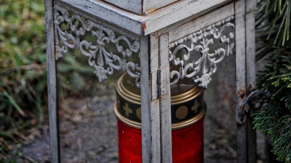 Unter anderem wurde das Glas einer Grablaterne gestohlen. © Symbolfoto: pixabay