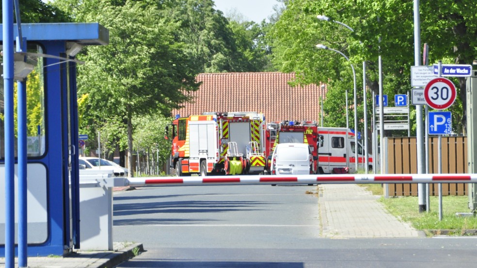 Die Leeraner Feuerwehren waren bei einem Brand auf dem Kasernengelände gefordert. © Foto: Wolters