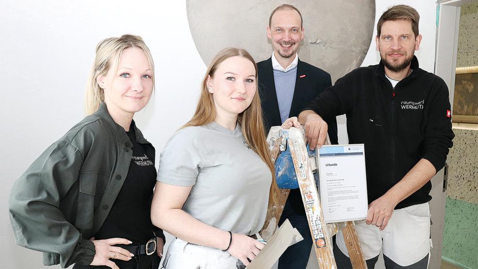 Freuen sich über die Auszeichnung (von links): Inhaberin Lisa Wermuth mit der Auszubildenden Fenja Held, Dirk Bleeker, stellvertretender Hauptgeschäftsführer der Handwerkskammer für Ostfriesland, und Ausbilder Timo Wermuth.  © Foto: HWK/W. Feldmann