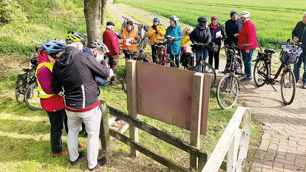 An fünf Orten entlang der Grenze - hier in Charlottenpolder - informierten sich die Teilnehmenden über die Fluchtwege von politisch Verfolgten während der Nazi-Zeit.  © Foto: privat